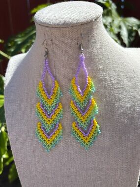 💕New Listing 💕 Beautiful Chakira bead three-leaf earrings